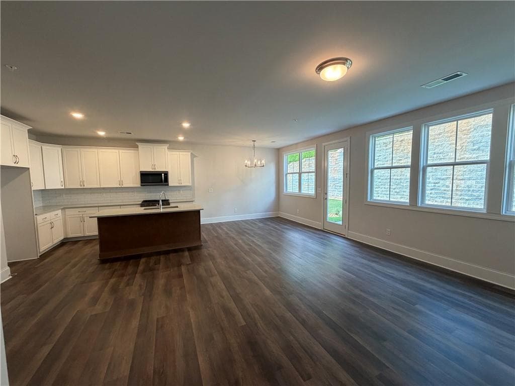 3 bedroom, 3 bathroom, 2,035 sq ft single family residence for sale at 1648 Crestcreek Court, Marietta, GA 30008 — photo 4