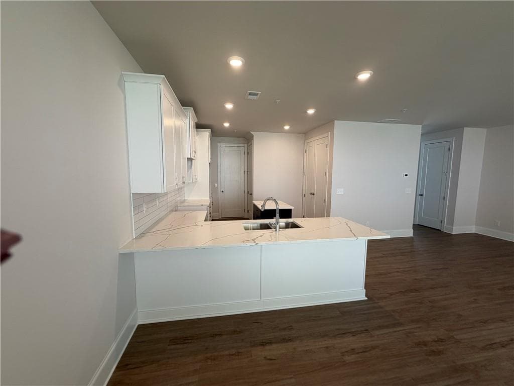 3 bedroom, 3 bathroom, 2,025 sq ft single family residence for sale at 1644 Crestcreek Court, Marietta, GA 30008 — photo 4