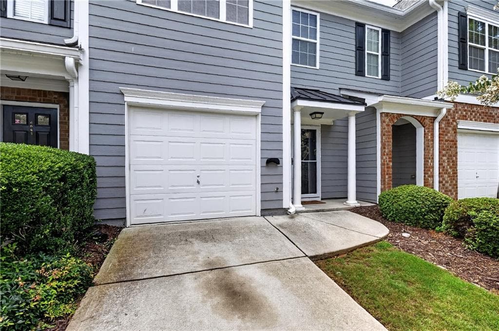 3 bedroom, 3 bathroom, 1,496 sq ft townhouse for sale at 6647 Splashwater Drive, Flowery Branch, GA 30542 — photo 2
