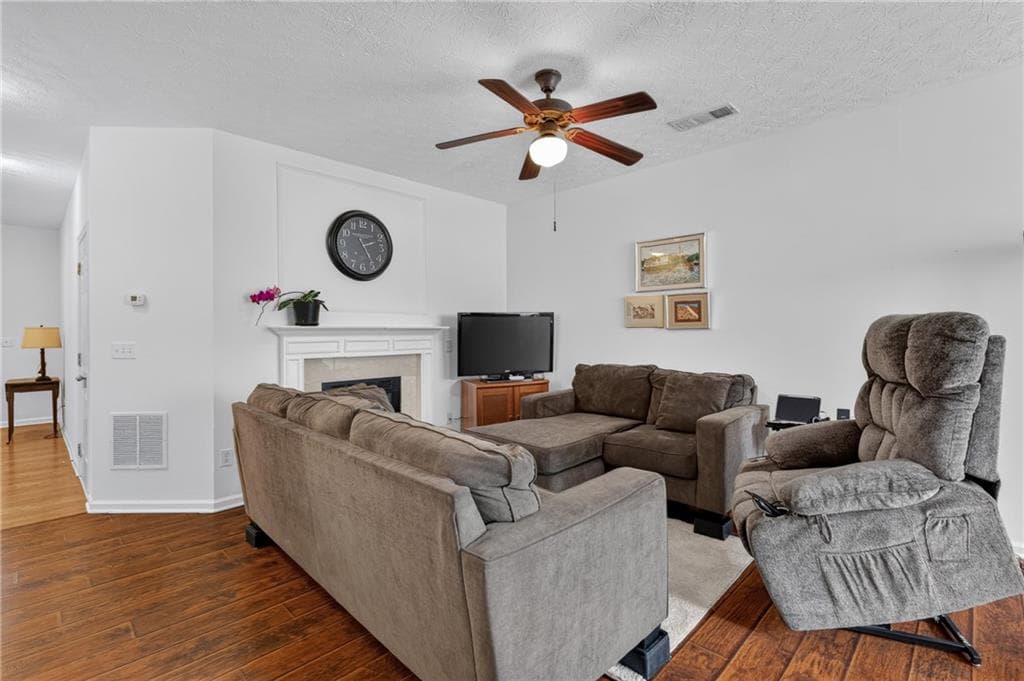 3 bedroom, 3 bathroom, 1,496 sq ft townhouse for sale at 6647 Splashwater Drive, Flowery Branch, GA 30542 — photo 6
