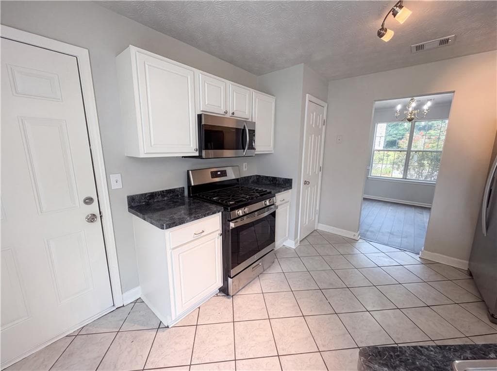 4 bedroom, 3 bathroom, 2,000 sq ft single family residence under contract at 4521 Carriage Park Drive, Lithonia, GA 30038 — photo 8