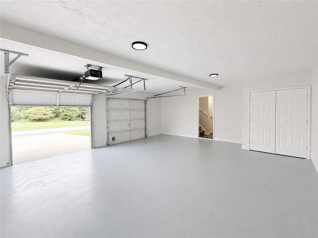 5 bedroom, 3 bathroom, 2,336 sq ft single family residence under contract at 4031 Imperial Lane, Mcdonough, GA 30253 — photo 6