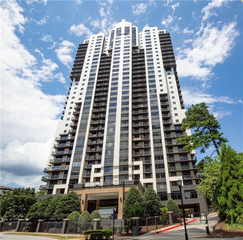 1 bedroom, 1 bathroom, 750 sq ft condominium for sale at 3481 Lakeside Drive 804, Atlanta, GA 30326 — photo 1 of 54