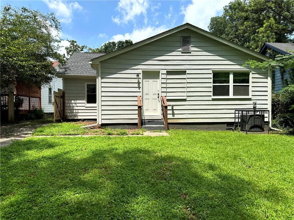 3 bedroom, 2 bathroom, 1,179 sq ft single family residence for sale at 1082 Mayson Turner Road, Atlanta, GA 30314 — photo 3