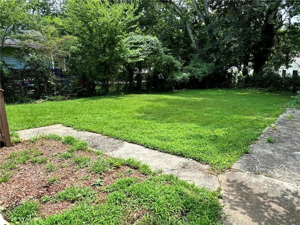 3 bedroom, 2 bathroom, 1,179 sq ft single family residence for sale at 1082 Mayson Turner Road, Atlanta, GA 30314 — photo 4