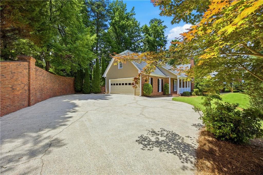 5 bedroom, 5 bathroom, 4,965 sq ft single family residence for rent at 1390 Tennis Court Place, Roswell, GA 30075 for $5,400 a month — photo 2