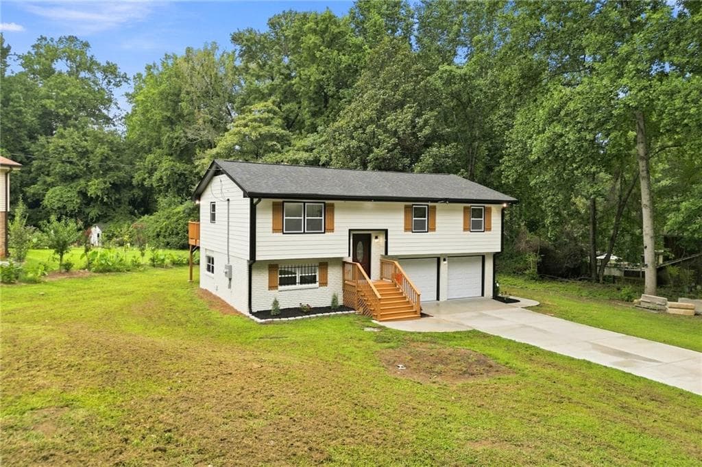 5 bedroom, 3 bathroom, 1,864 sq ft single family residence for sale at 5827 Christopher Lane, Lithonia, GA 30058 — photo 5