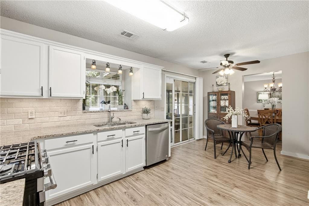 4 bedroom, 4 bathroom, 2,320 sq ft single family residence for sale at 4002 Baywatch Cove, Acworth, GA 30101 — photo 7