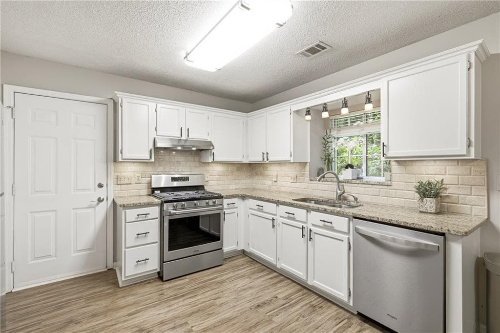 4 bedroom, 4 bathroom, 2,320 sq ft single family residence for sale at 4002 Baywatch Cove, Acworth, GA 30101 — photo 8