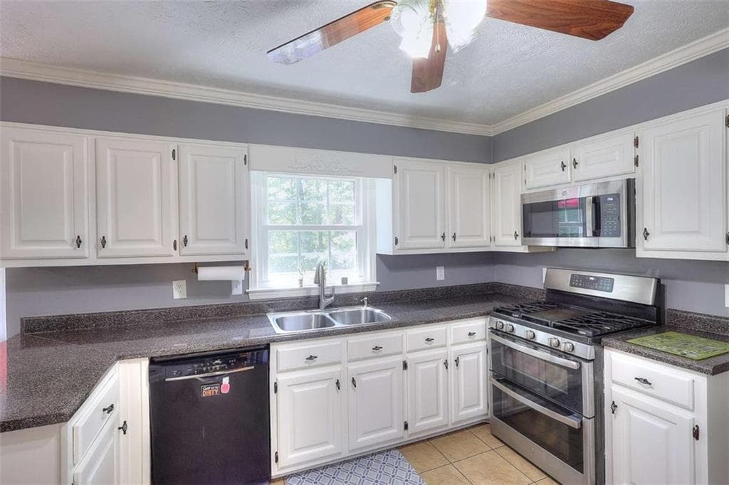 4 bedroom, 3 bathroom, 2,592 sq ft single family residence for sale at 1961 Shoreline Trace, Grayson, GA 30017 — photo 4