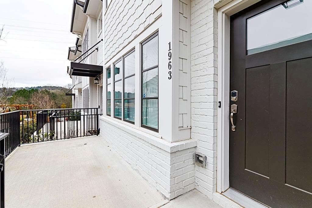 3 bedroom, 3 bathroom, 1,156 sq ft townhouse for rent at 1963 Summit Trace, Atlanta, GA 30318 for $2,795 a month — photo 2