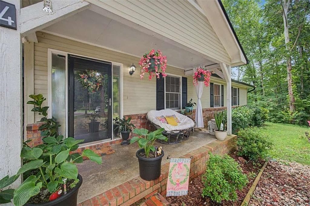 3 bedroom, 2 bathroom, 1,217 sq ft single family residence under contract at 4 Shadowood Court, Silver Creek, GA 30173 — photo 7