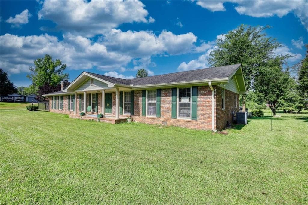 3 bedroom, 2 bathroom, 3,200 sq ft single family residence for sale at 12621 Highway 142, Oxford, GA 30054 — photo 5