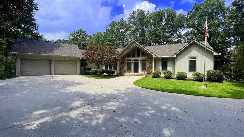 4 bedroom, 4 bathroom, 3,995 sq ft single family residence under contract at 156 Thundering Waters Drive, Cornelia, GA 30531 — photo 2