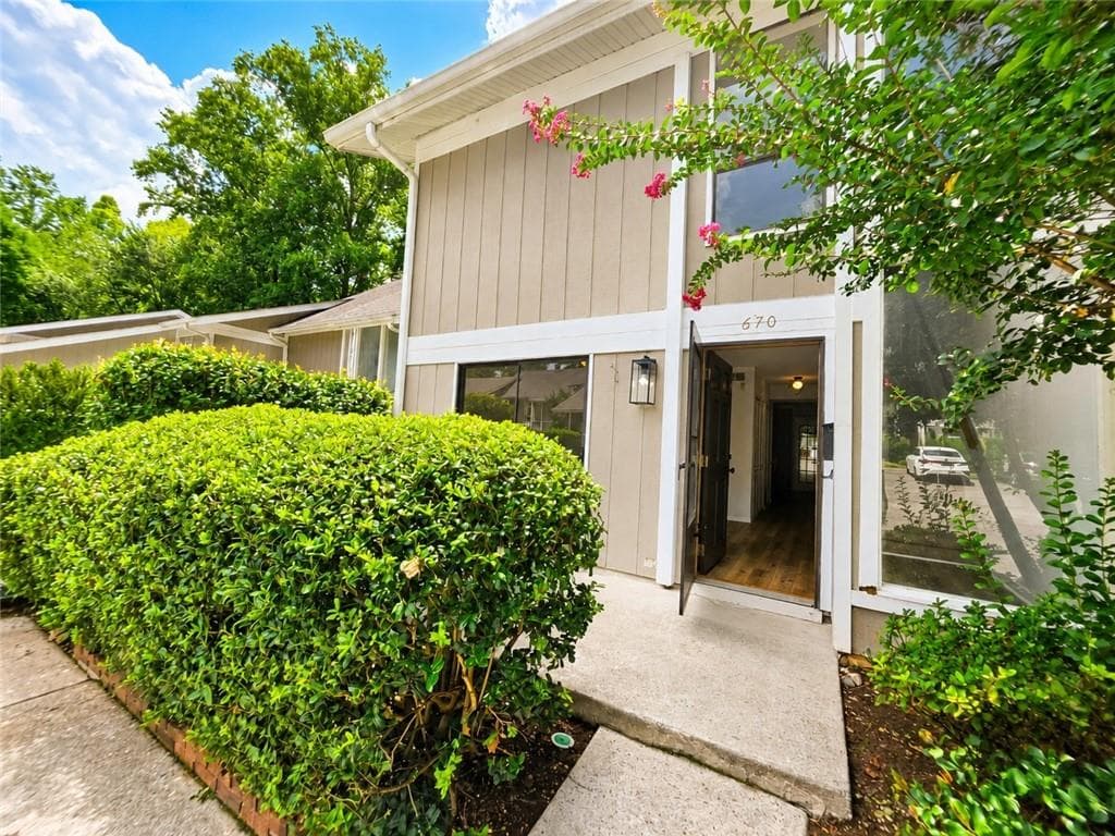 2 bedroom, 3 bathroom, 1,416 sq ft townhouse for sale at 670 Powers Ferry North, Marietta, GA 30067 — photo 2