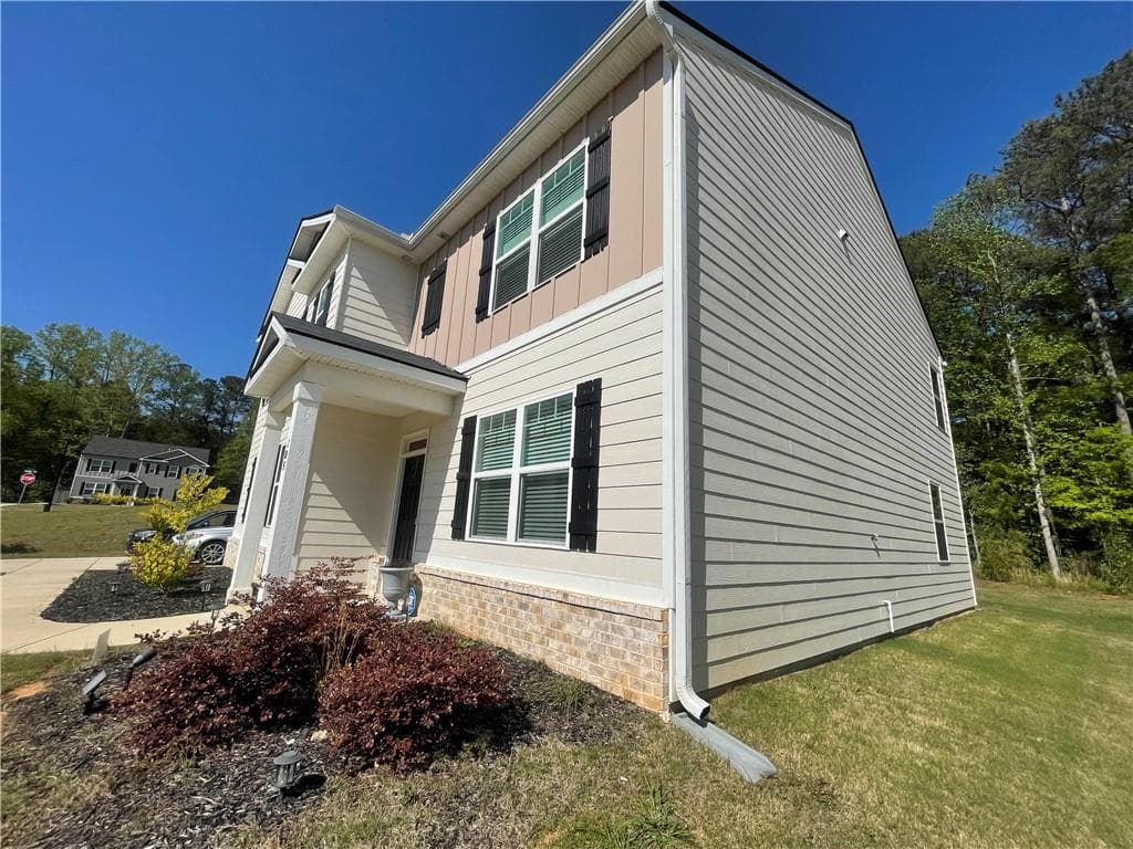 5 bedroom, 3 bathroom, 2,556 sq ft single family residence for sale at 205 Sullivan Street, Hampton, GA 30228 — photo 4