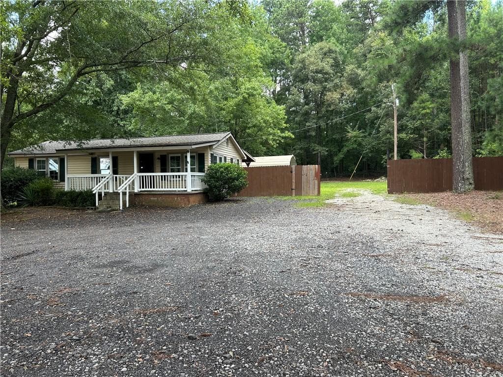 2 bedroom, 1 bathroom, 800 sq ft single family residence for sale at 4445 Ridge Road, Douglasville, GA 30134