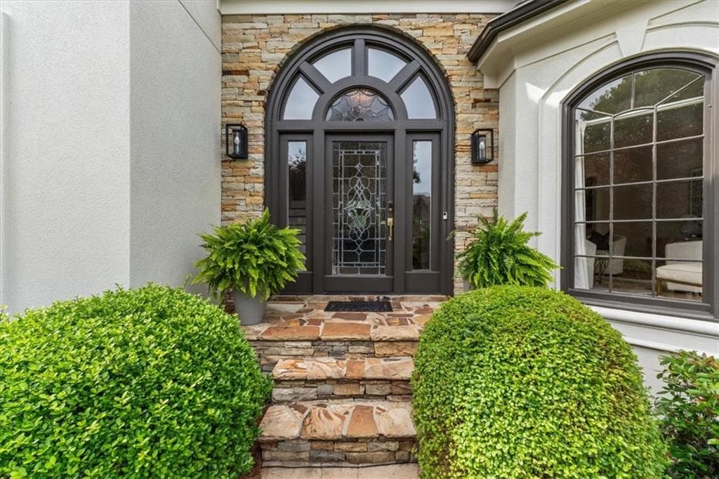 6 bedroom, 5 bathroom, 5,905 sq ft single family residence for sale at 9170 Nesbit Lakes Drive, Roswell, GA 30022 — photo 3