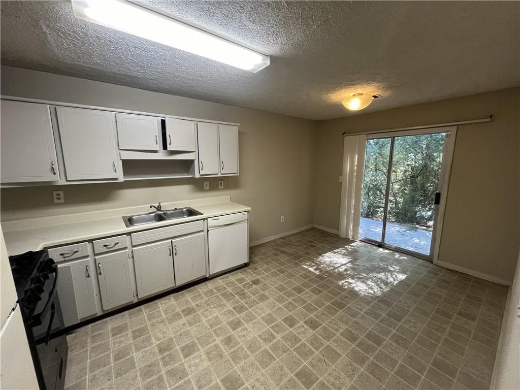 duplex for sale at 5913 Summerglen Lane, Atlanta, GA 30349 — photo 7