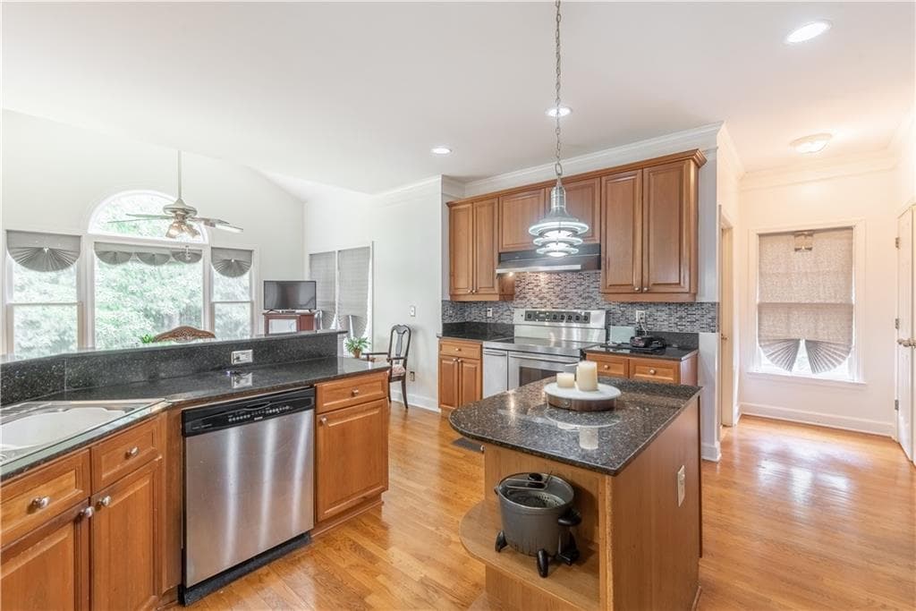 5 bedroom, 4 bathroom, 3,528 sq ft single family residence under contract at 5035 Highland Lake Drive, Atlanta, GA 30349 — photo 9