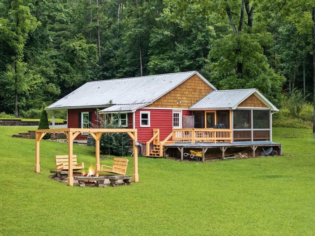 2 bedroom, 1 bathroom, 882 sq ft single family residence for sale at 30 Seabolt, Morganton, GA 30560 — photo 1 of 31