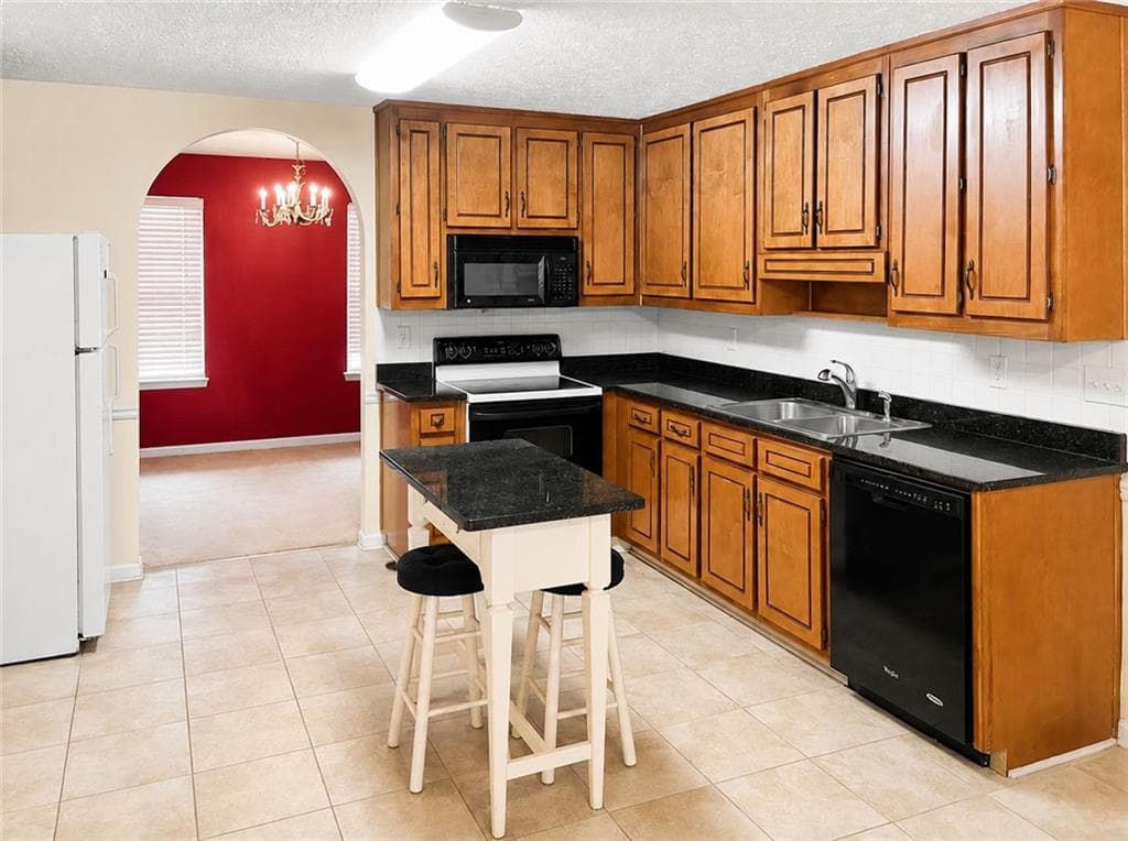 3 bedroom, 3 bathroom, 2,118 sq ft single family residence for sale at 900 Willow Springs Court, Loganville, GA 30052 — photo 4