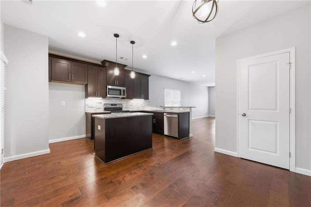 3 bedroom, 3 bathroom, 1,524 sq ft townhouse under contract at 886 Ambient Way, Atlanta, GA 30331 — photo 10