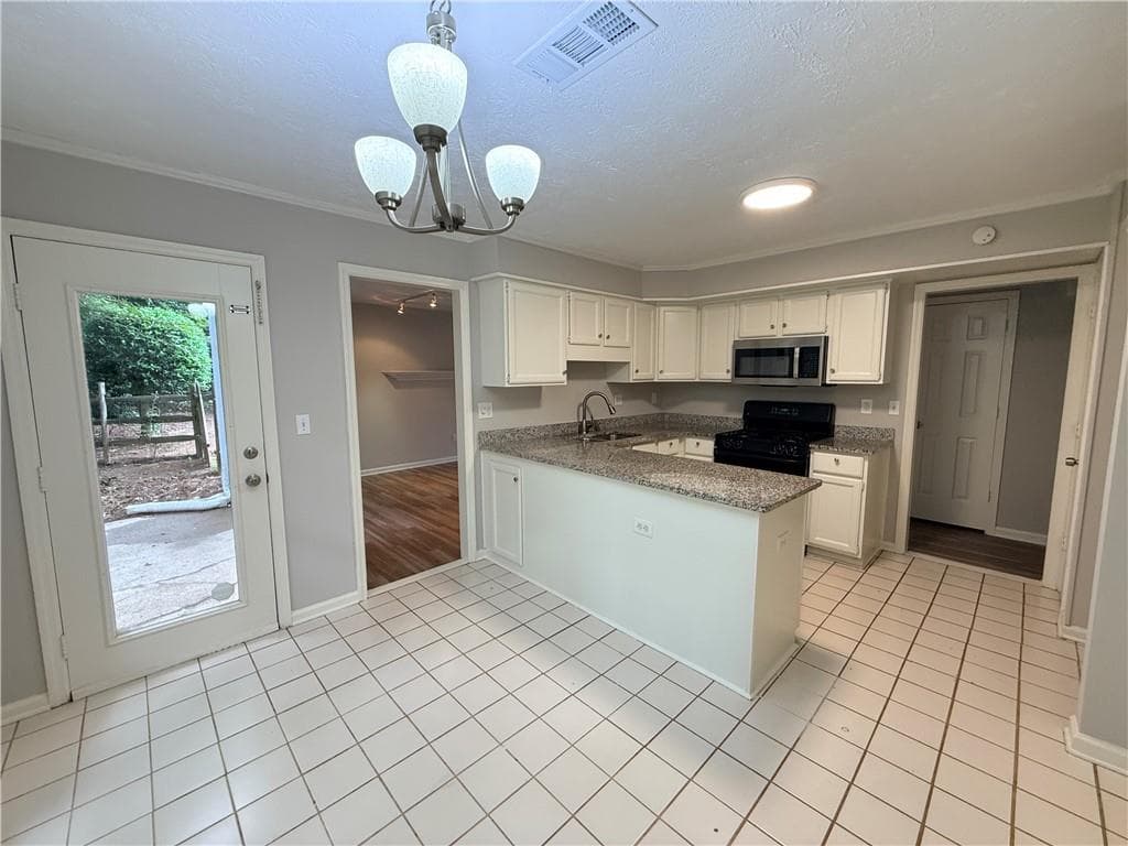 3 bedroom, 2 bathroom, 2,060 sq ft single family residence for sale at 150 Ocee View Court, Johns Creek, GA 30022 — photo 8
