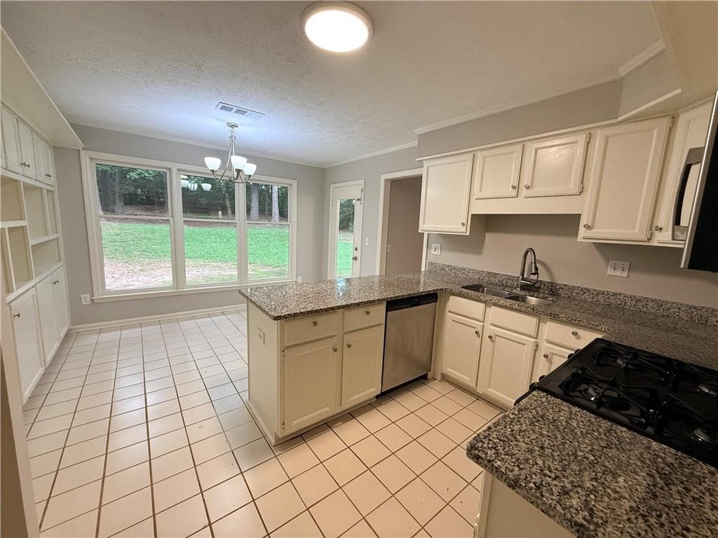 3 bedroom, 2 bathroom, 2,060 sq ft single family residence for sale at 150 Ocee View Court, Johns Creek, GA 30022 — photo 9