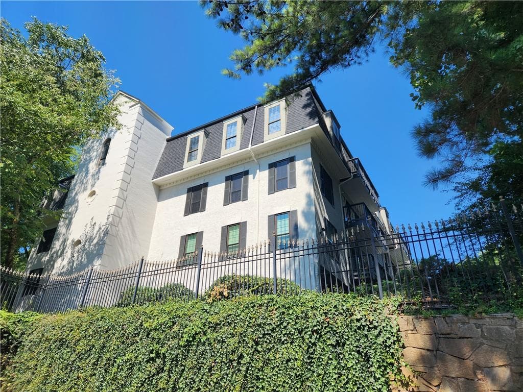 2 bedroom, 2 bathroom, 1,249 sq ft condominium for rent at 3107 Pine Heights Drive, Atlanta, GA 30324 for $1,795 a month — photo 5