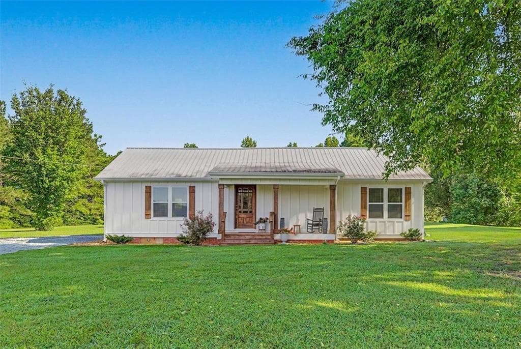 2 bedroom, 2 bathroom, 1,250 sq ft single family residence for sale at 1895 County Road 78, Centre, AL 35960 — photo 3