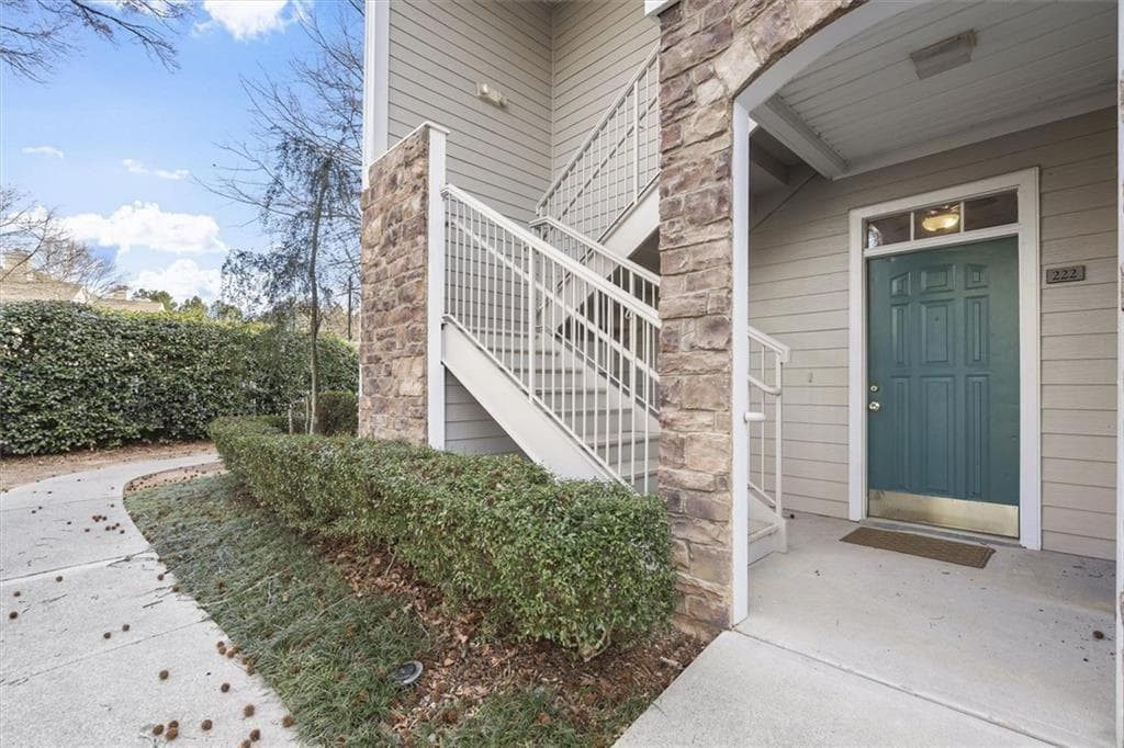 3 bedroom, 3 bathroom, 2,087 sq ft condominium under contract at 222 Edinburgh Court, Alpharetta, GA 30004