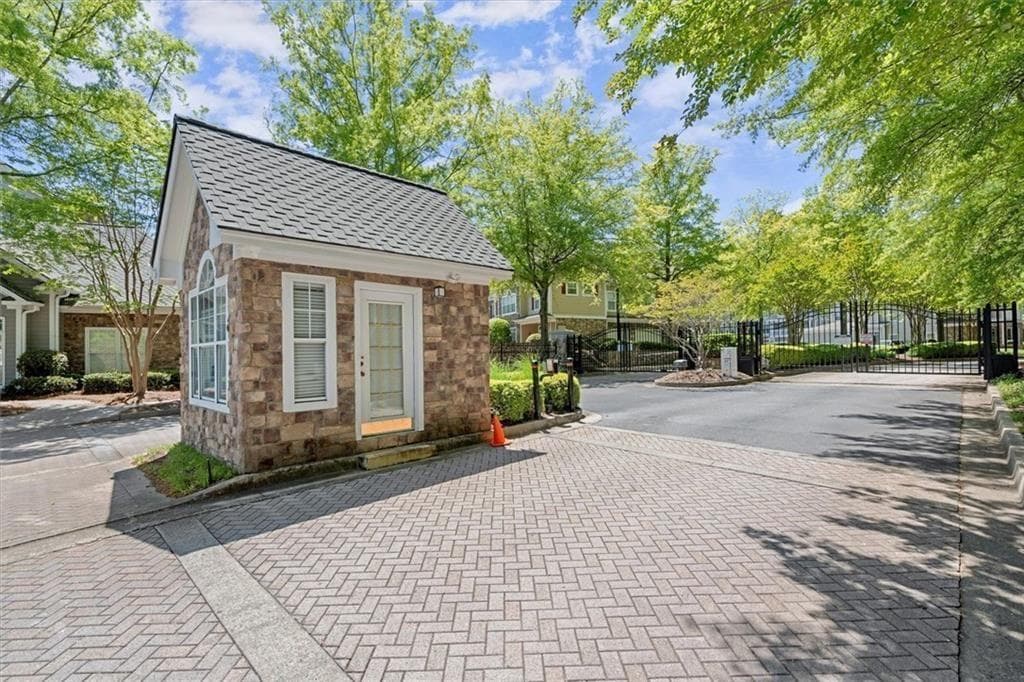 3 bedroom, 3 bathroom, 2,087 sq ft condominium under contract at 222 Edinburgh Court, Alpharetta, GA 30004 — photo 3