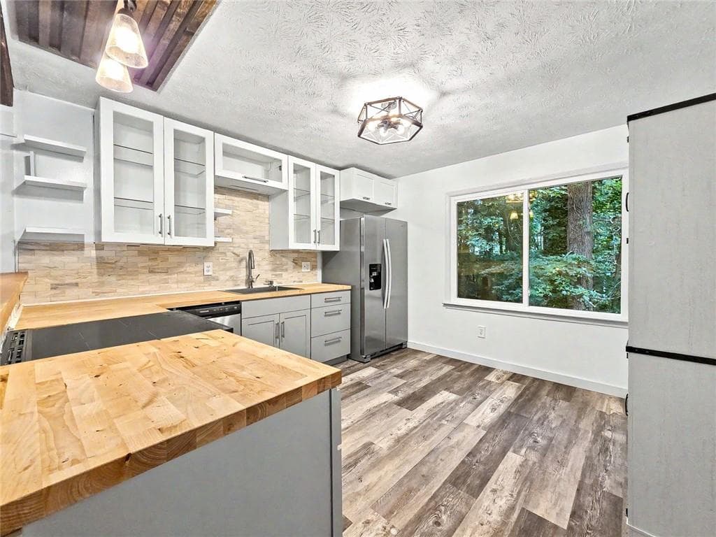 3 bedroom, 2 bathroom, 1,708 sq ft single family residence for sale at 2704 Kozy Court, Marietta, GA 30066 — photo 8