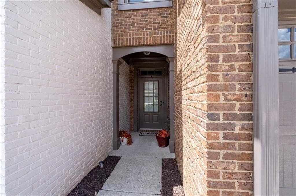 3 bedroom, 3 bathroom, 1,995 sq ft townhouse for sale at 4922 Berkeley Oak Circle, Peachtree Corners, GA 30092 — photo 2