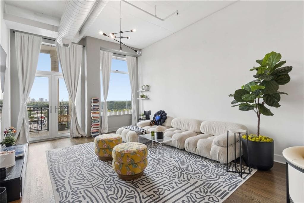 1 bedroom, 1 bathroom, 964 sq ft condominium for sale at 3820 Roswell Road 1005, Atlanta, GA 30342 — photo 2