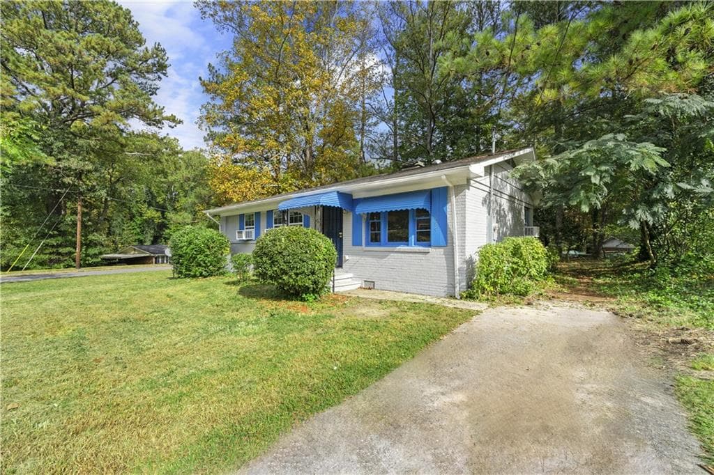 3 bedroom, 1 bathroom, 1,100 sq ft single family residence for sale at 685 Bolton Road, Atlanta, GA 30331 — photo 2