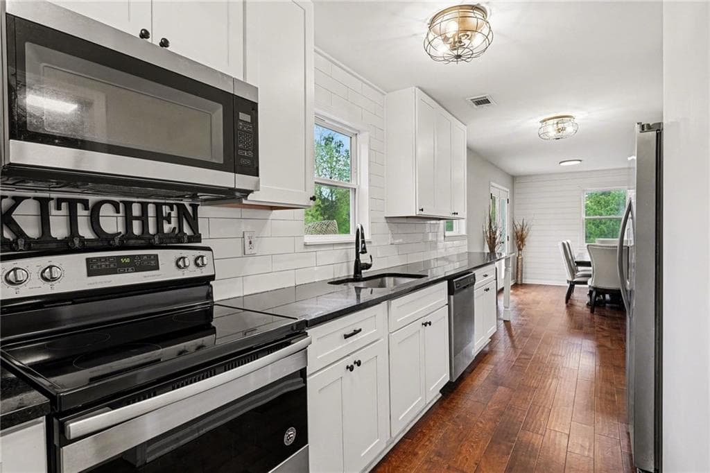 3 bedroom, 3 bathroom, 2,354 sq ft single family residence for sale at 2955 Peeksville Road, Locust Grove, GA 30248 — photo 4