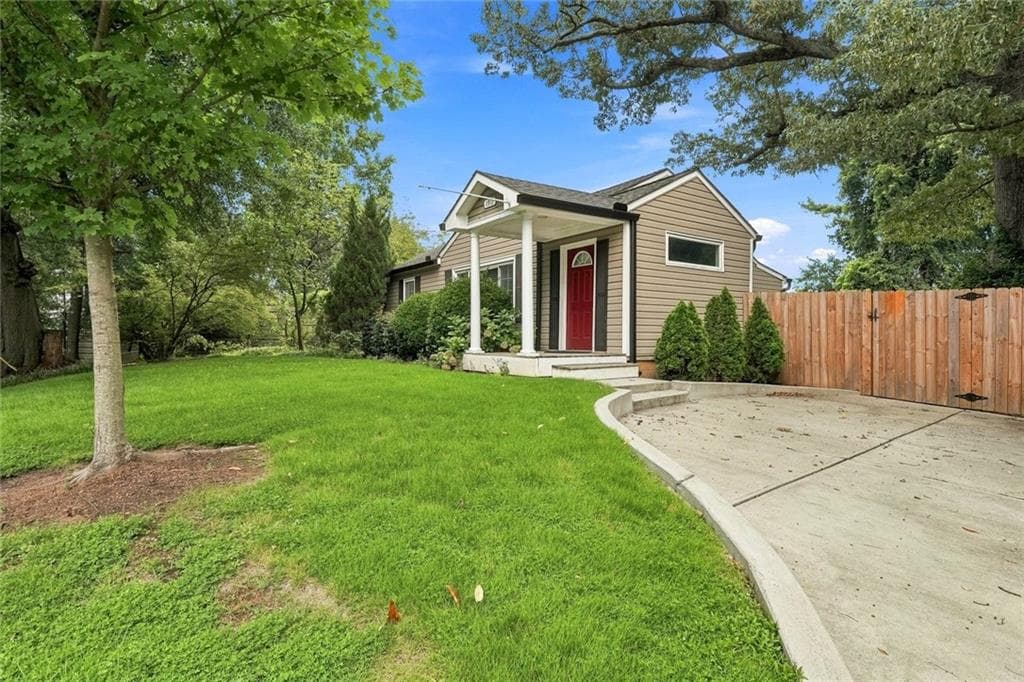 2 bedroom, 1 bathroom, 1,300 sq ft single family residence for rent at 1911 Woodland Hills Avenue, Atlanta, GA 30318 for $2,650 a month — photo 2