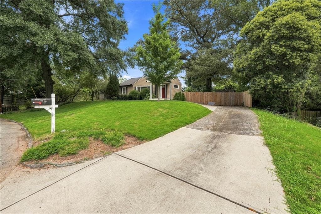 2 bedroom, 1 bathroom, 1,300 sq ft single family residence for rent at 1911 Woodland Hills Avenue, Atlanta, GA 30318 for $2,650 a month — photo 4