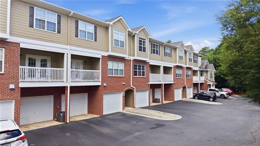 2 bedroom, 3 bathroom, 1,379 sq ft townhouse for sale at 5110 Woodland Lane, Alpharetta, GA 30009 — photo 2