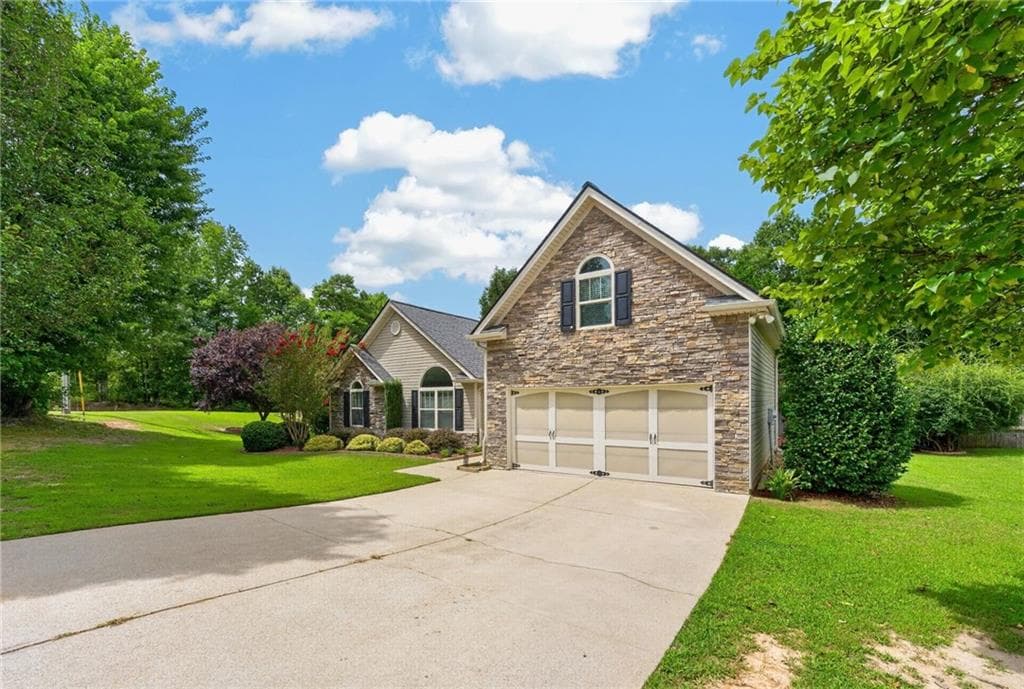 3 bedroom, 2 bathroom, 2,420 sq ft single family residence under contract at 19 Elk Drive, Temple, GA 30179 — photo 2