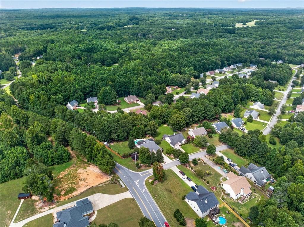 3 bedroom, 2 bathroom, 2,420 sq ft single family residence under contract at 19 Elk Drive, Temple, GA 30179 — photo 4