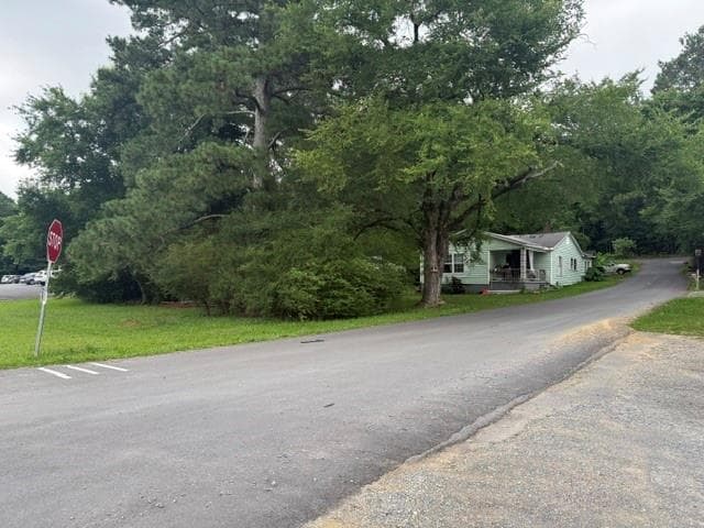 3 bedroom, 1 bathroom, 884 sq ft single family residence for sale at 1235 US 41, Calhoun, GA 30701