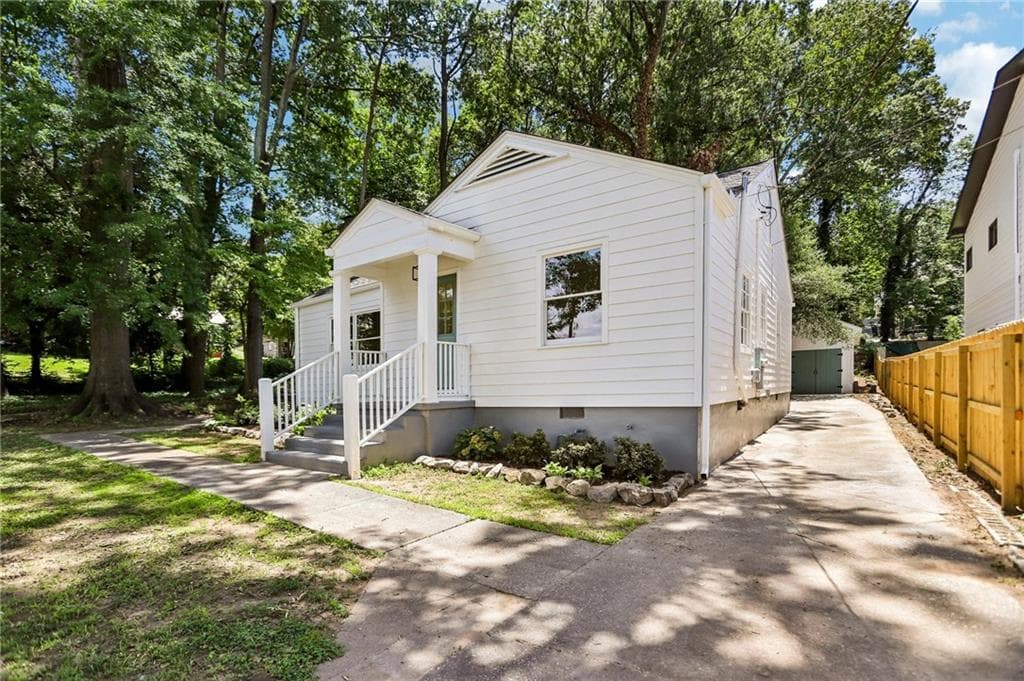 3 bedroom, 2 bathroom, 1,598 sq ft single family residence under contract at 515 Casanova Street, Atlanta, GA 30315 — photo 3
