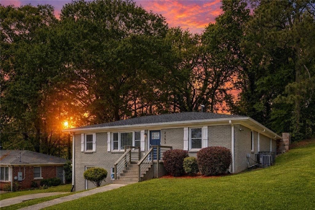 5 bedroom, 3 bathroom, 3,000 sq ft single family residence for sale at 2353 Larchwood Road, Atlanta, GA 30310 — photo 2