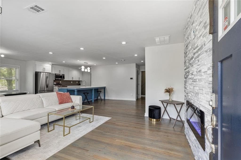 5 bedroom, 3 bathroom, 3,000 sq ft single family residence for sale at 2353 Larchwood Road, Atlanta, GA 30310 — photo 3