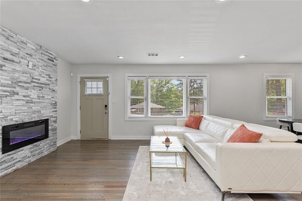 5 bedroom, 3 bathroom, 3,000 sq ft single family residence for sale at 2353 Larchwood Road, Atlanta, GA 30310 — photo 4