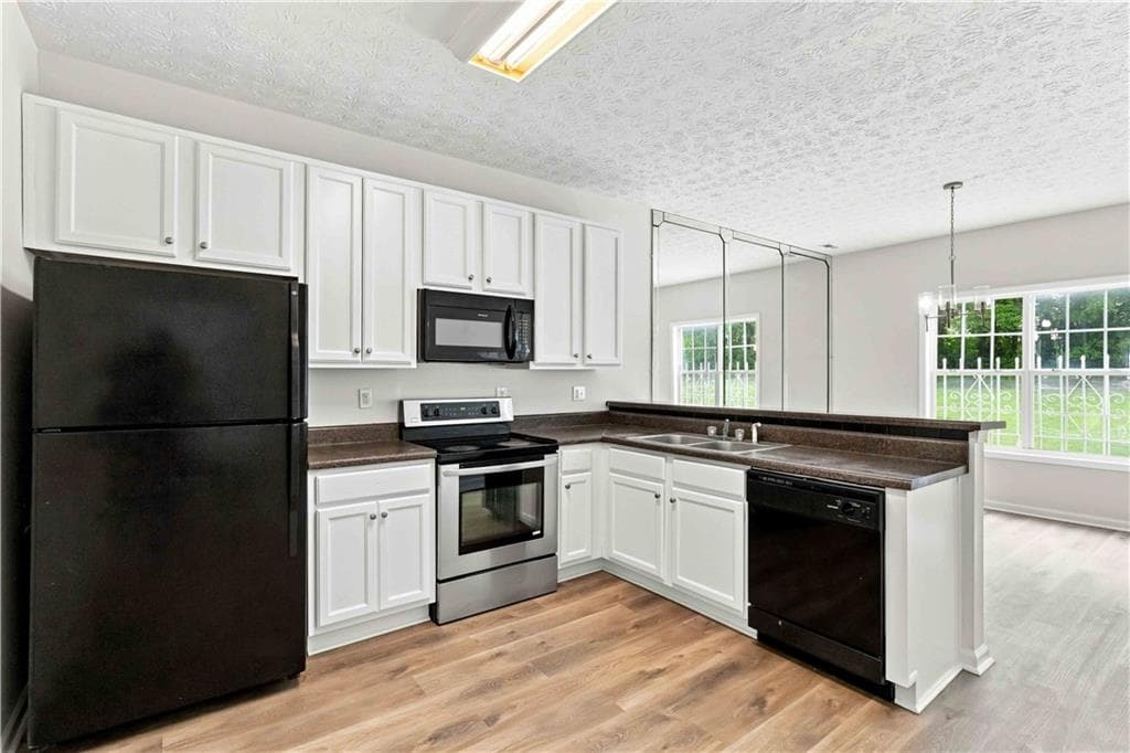 3 bedroom, 3 bathroom, 1,788 sq ft single family residence under contract at 7576 Winderemere Park, Riverdale, GA 30274 — photo 3