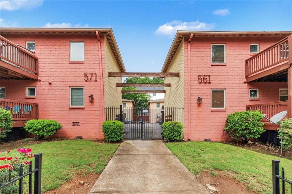 2 bedroom, 1 bathroom, 620 sq ft condominium for sale at 561 Formwalt Street 10, Atlanta, GA 30312 — photo 1 of 17